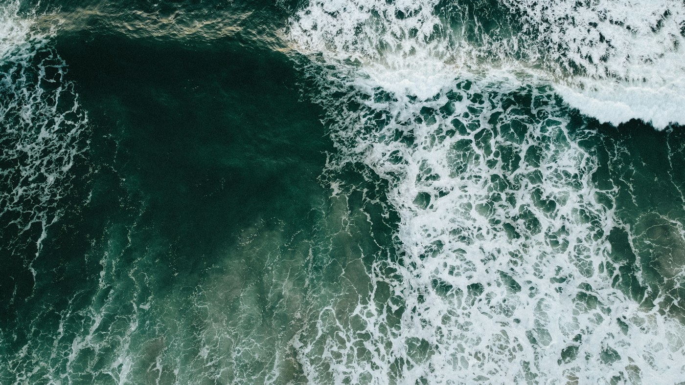Изумрудные волны и морская пена, вид сверху
